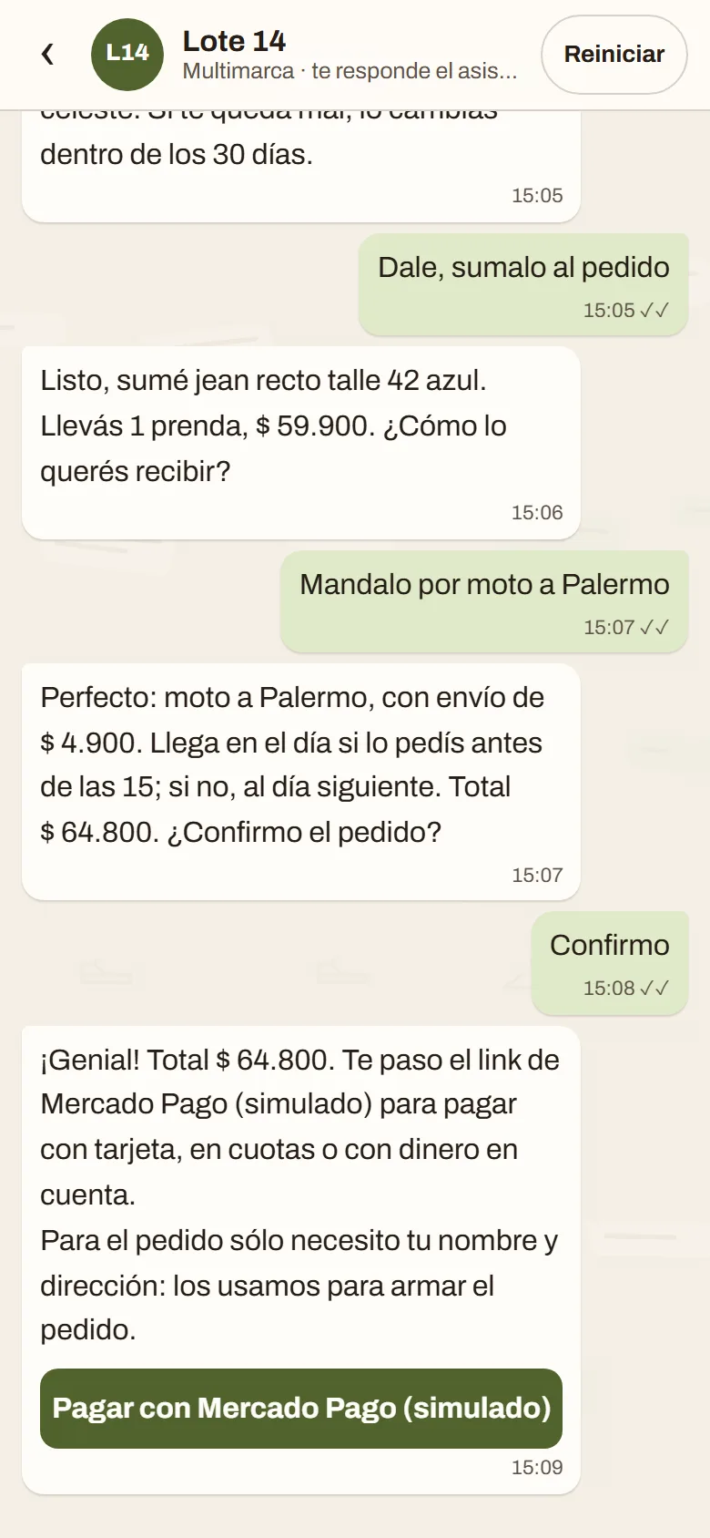 Chat: pedido con dos prendas, envío por moto a Palermo y botón de pago simulado.