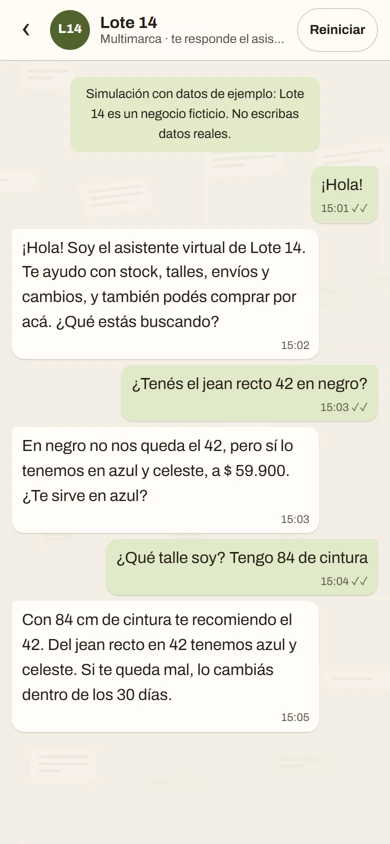 Chat: el cliente pide el jean recto 42 en negro, el bot ofrece azul y le recomienda el talle 42 por la cintura.